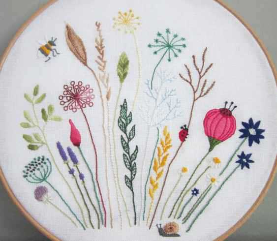 無料の刺繍図案 草と花とミツバチとテントウムシ