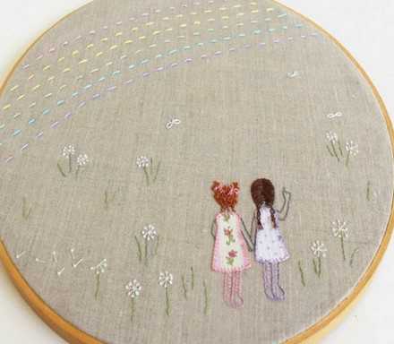 無料の刺繍図案 虹と女の子２人と小花