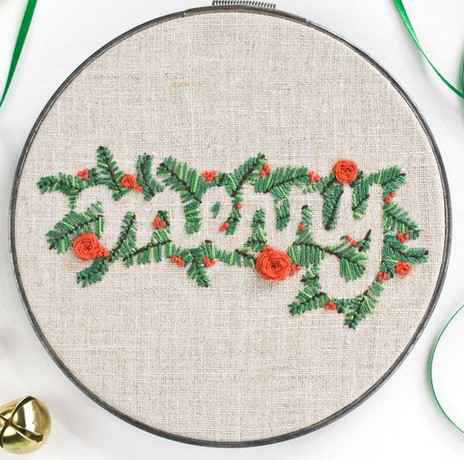 クリスマスの刺繍図案 無料 merryの文字が浮かび上がる、葉っぱ、バラ