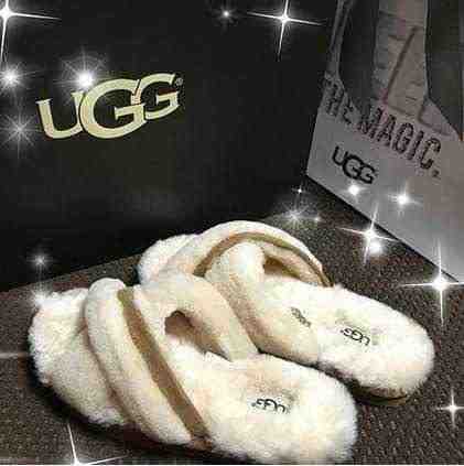 女友達の誕生日プレゼント UGGのルームシューズ 白と茶色のサンダル