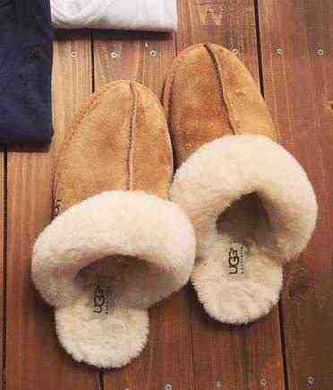 女友達の誕生日プレゼント UGGのルームシューズ キャメル色と白のもこもこ