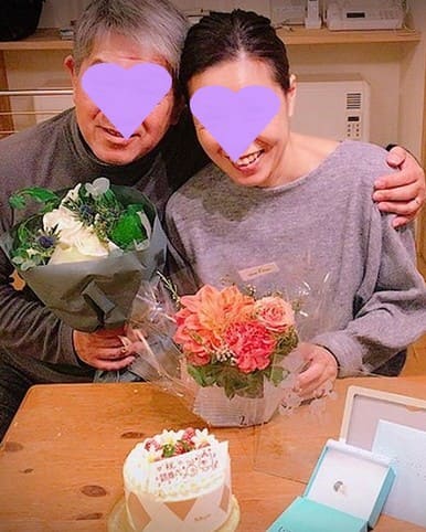 銀婚式プレゼント 子どもから両親へ 花束とケーキ