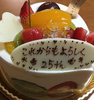 銀婚式プレゼント 夫から妻へ これからもよろしく25thのメッセージが乗ったケーキ