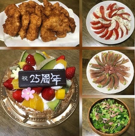 銀婚式プレゼント 妻から夫へ からあげやサラダなどの手料理とケーキ