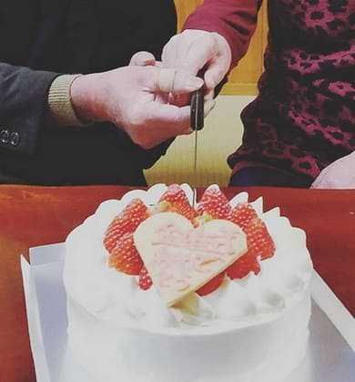 金婚式 プレゼント 両親 ケーキ入刀